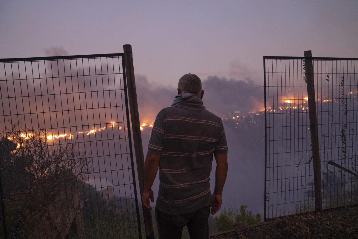 A resident watches a forest fire in Vina del Mar, Chile, 22 December 2022. 

On December 22, 2022, a forest fire was originated in the upper part of the coastal city of Viña del Mar, in Valparaiso region, Chile, which left 300 homes affected, 120 hectares burned, and two people dead.

For EFE-EPA